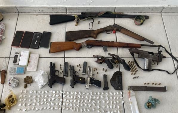 PM apreende armas de grosso calibre e drogas após confronto no Morro do Tigre, que resultou em 8 mortos
