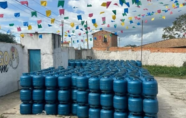 Polícia recupera 1,1 mil botijões de gás roubados após sequestro de caminhoneiro na Bahia