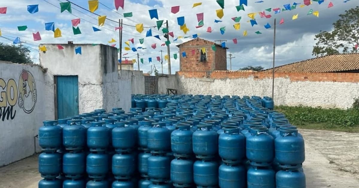 Polícia recupera 1,1 mil botijões de gás roubados após sequestro de caminhoneiro na Bahia