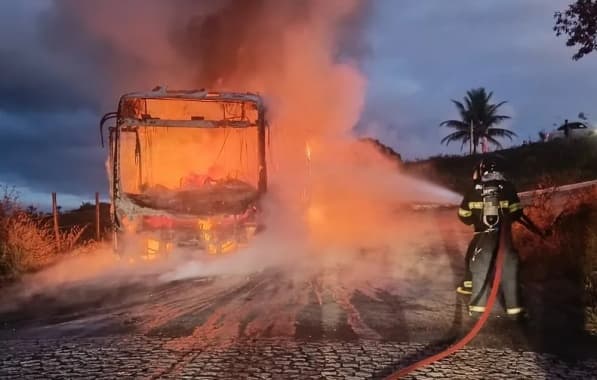Ônibus de transporte coletivo pega fogo em Porto Seguro