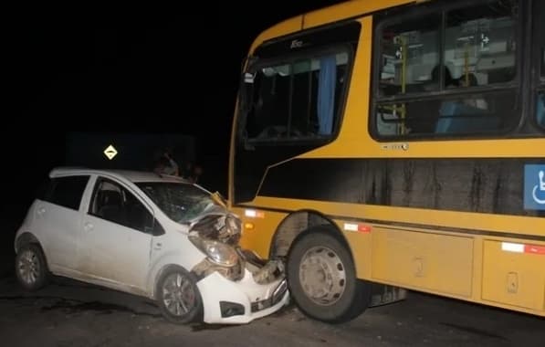 Motorista morre em colisão com ônibus com estudantes no interior baiano