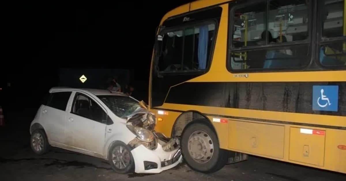 Motorista morre em colisão com ônibus com estudantes no interior baiano