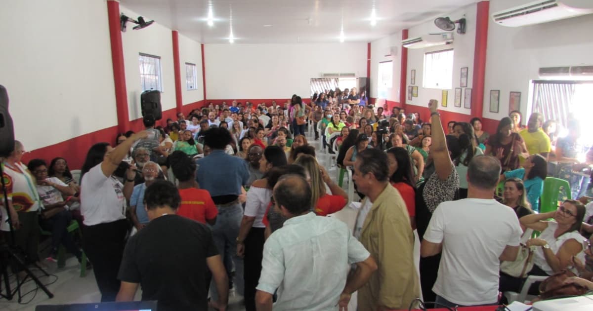 Professores de Camaçari entram em greve e cobram reajuste e melhoria para escolas