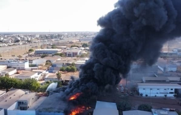 Incêndio atinge galpão e fumaça é vista de diferentes pontos de Luís Eduardo Magalhães