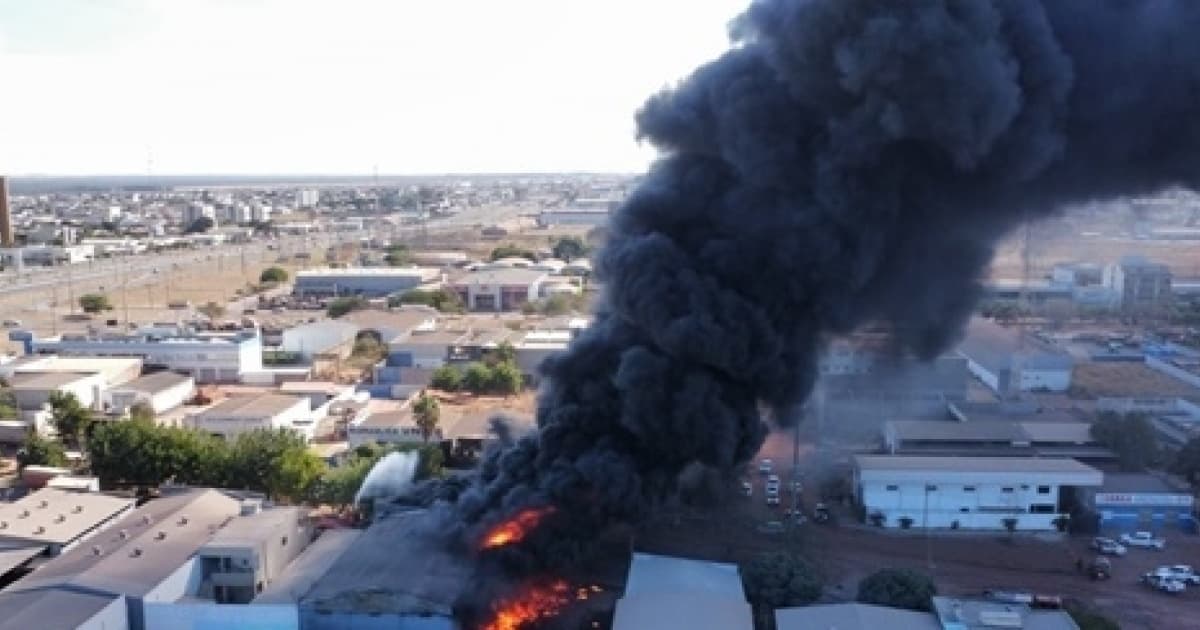 Incêndio atinge galpão e fumaça é vista de diferentes pontos de Luís Eduardo Magalhães