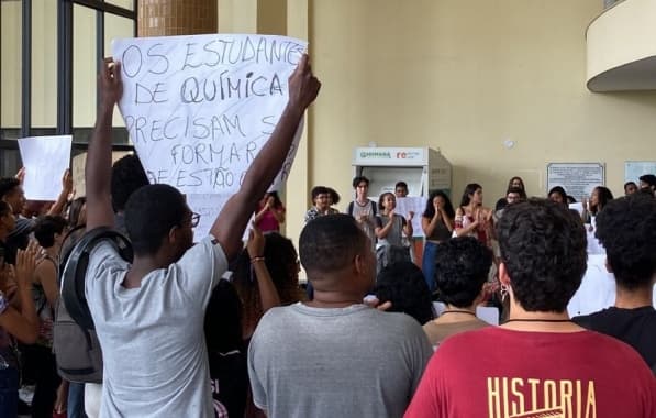 Grupo de estudantes da Uefs ocupa reitoria e relata falta de professores em diversos cursos