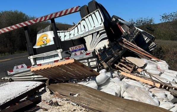 Caminhão tomba na Chapada e carga se espalha na pista