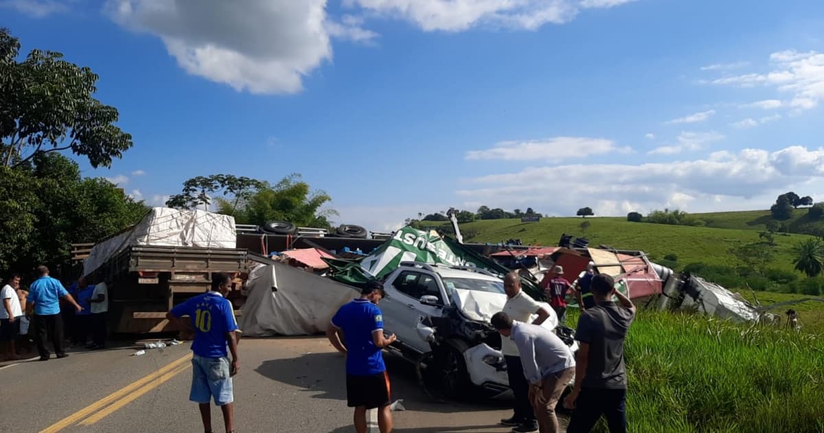 Acidente envolvendo carreta e caminhão bloqueia a BR-101 no Recôncavo 