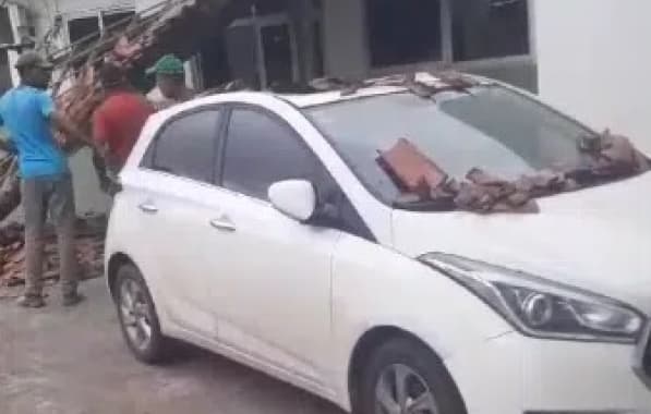 Parte de telhado de unidade de saúde na Bahia desaba após motorista colidir em pilastra 