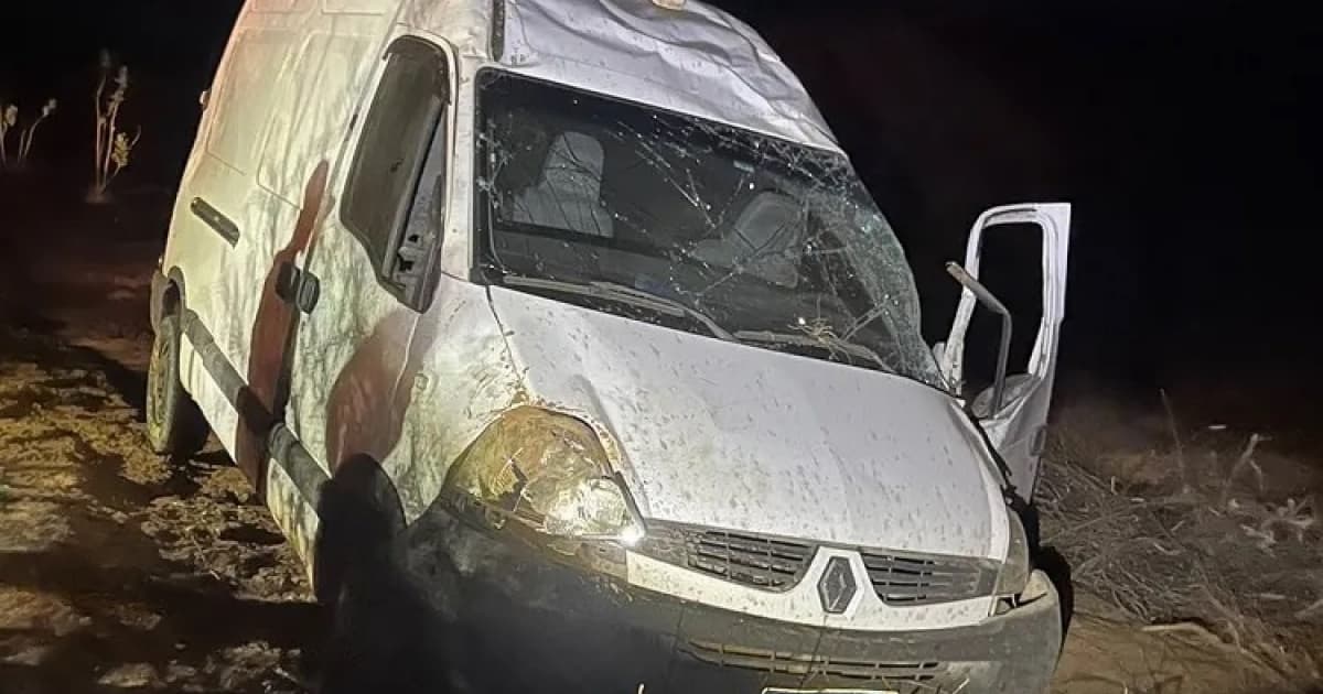 Motorista de van morre após veículo capotar no Sudoeste baiano