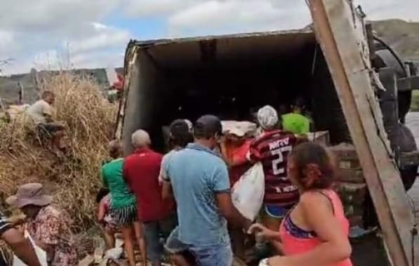 Caminhão carregado de frango tomba no Sudoeste baiano e carga é saqueada