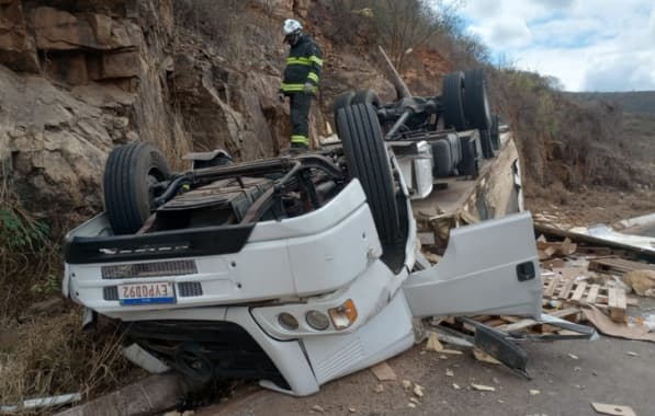 Motorista de caminhão morre em acidente na BA-026 e parte de carga é saqueada