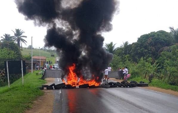 Professores da rede municipal de Itapebi interditam a BR-101 durante protesto