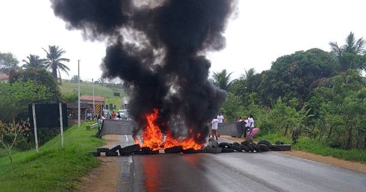 Professores da rede municipal de Itapebi interditam a BR-101 durante protesto
