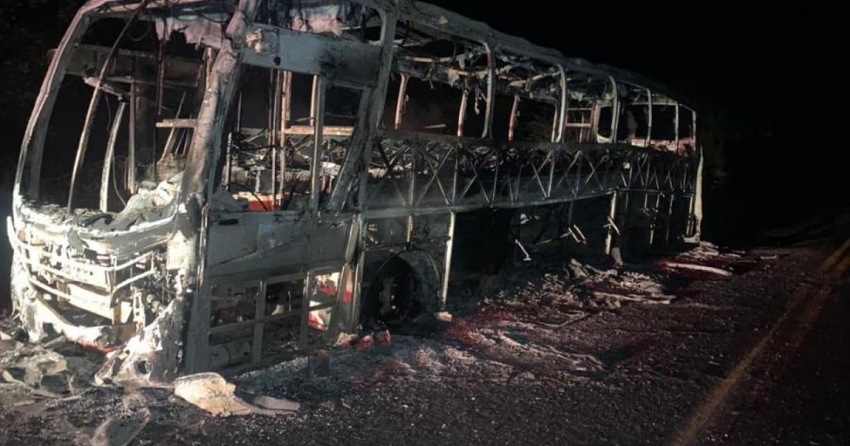 Ônibus do Exército pega fogo no interior da Bahia e carga é destruída