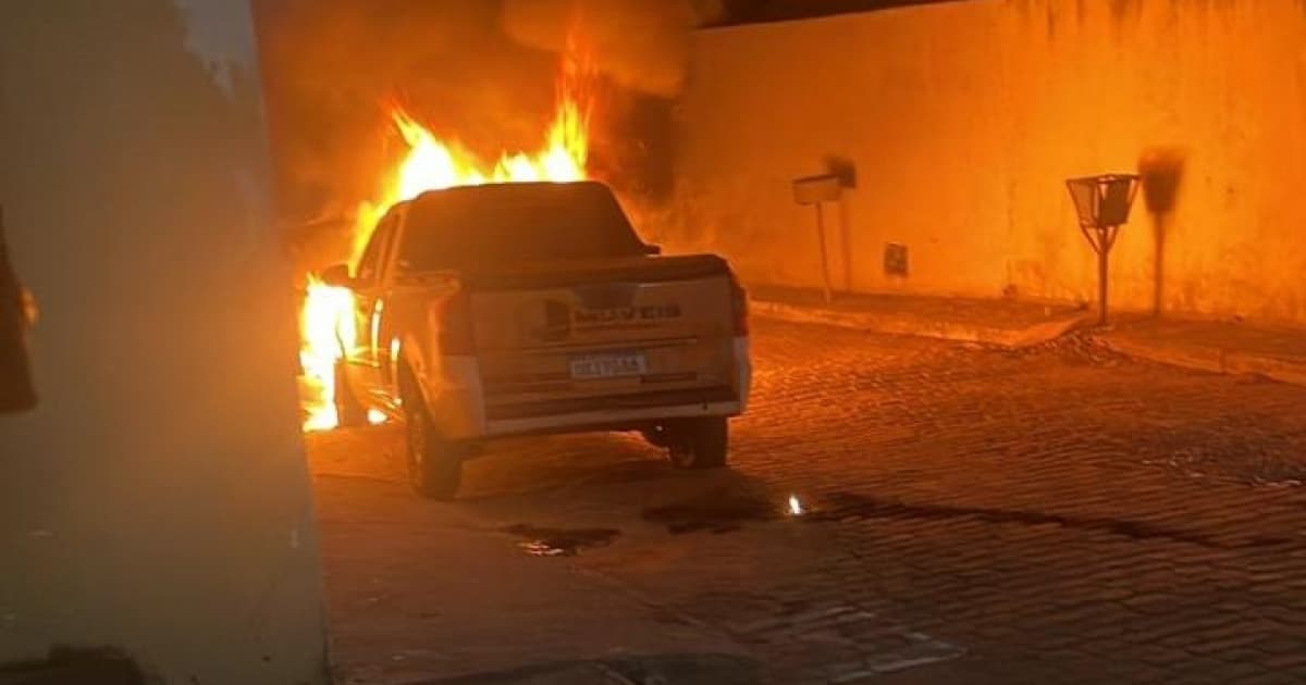 Dois carros são incendiados no interior baiano; dono de veículos registra boletim 