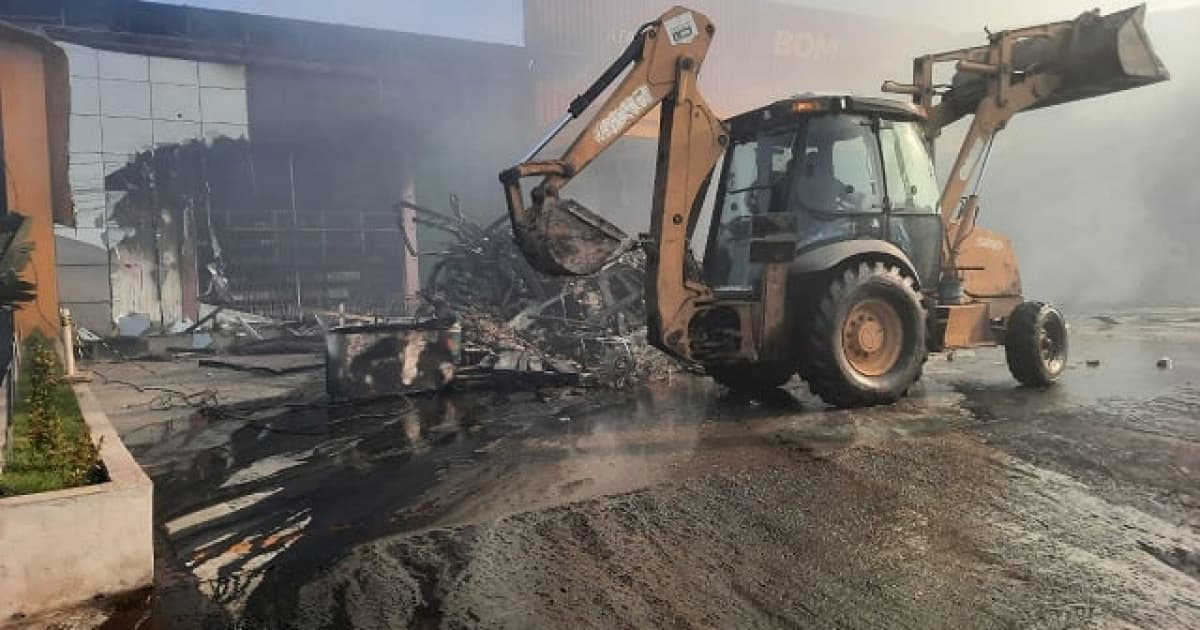 Bombeiros devem levar 3 dias para concluir trabalho em lojas atingidas por incêndio em Feira