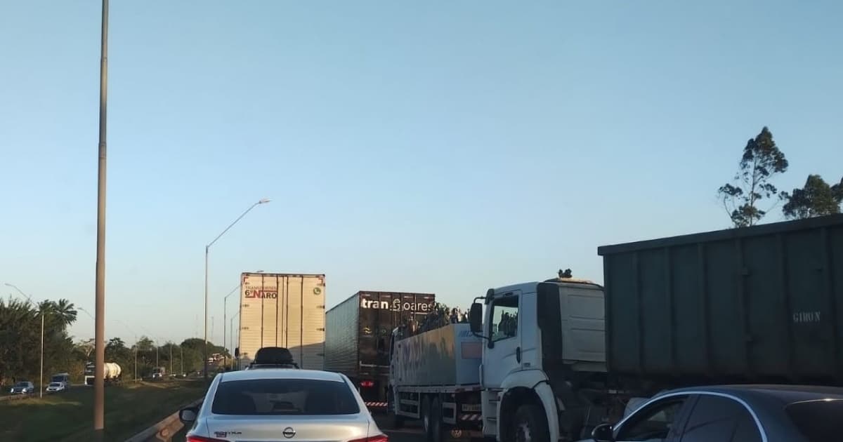 Acidente na BR-324 gera congestionamento de 7km na rodovia