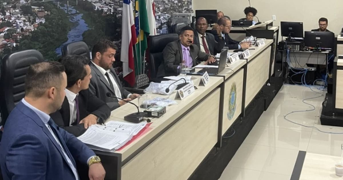 Base aliada de prefeito de Jequié aprova moção de repúdio contra deputado após confusão em palanque