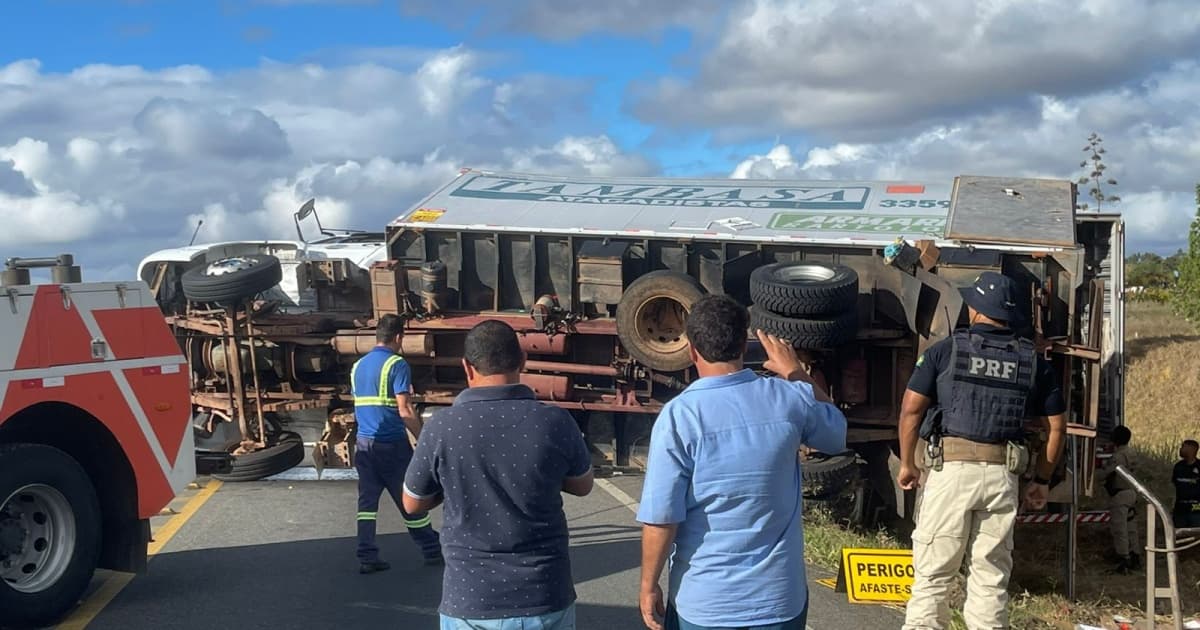 Caminhão de empresa atacadista tomba em trecho da BR-116 de Jaguaquara 