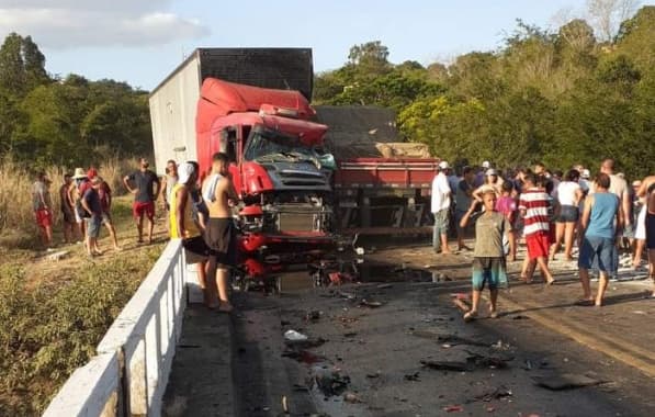 Duas pessoas ficam feridas após acidente entre carretas e carro em ponte na Bahia 