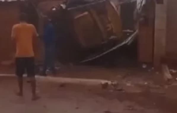 Trator despenca de carroceria e atinge casa no Sudoeste baiano 