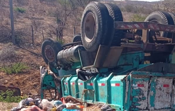 Caçamba de lixo capota na BR-42 em Itaquara; acidente contabiliza uma morte e um ferido