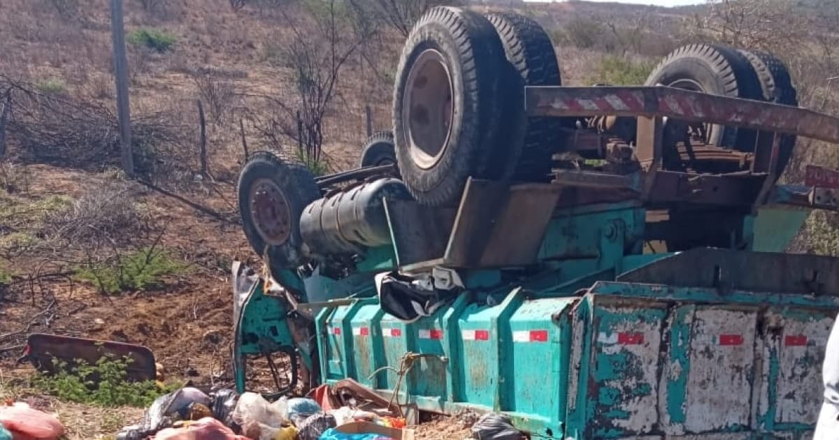 Caçamba de lixo capota na BR-42 em Itaquara; acidente contabiliza uma morte e um ferido
