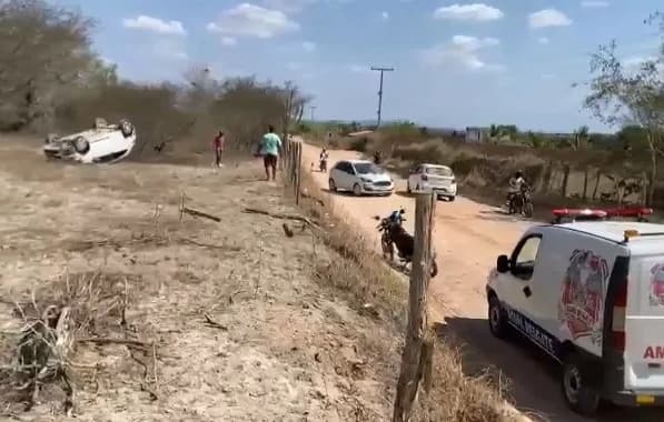 Veículo capota dentro de fazenda Conceição do Coité