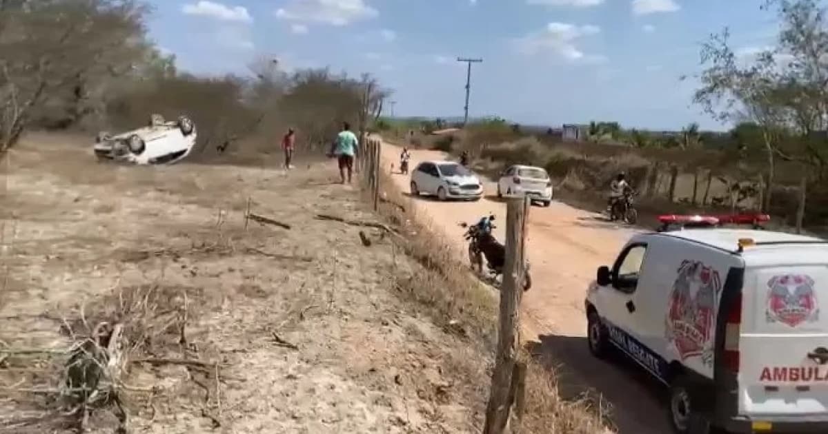 Veículo capota dentro de fazenda Conceição do Coité