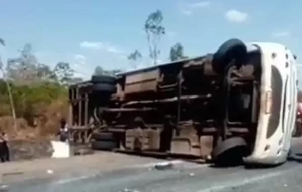 Mulher morre e 19 pessoas ficam feridas em acidente como micro-ônibus na Bahia 