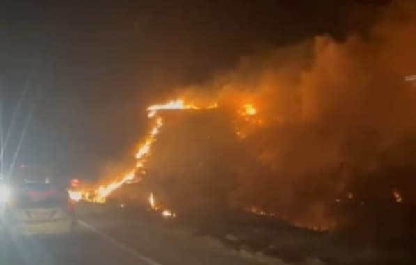 VÍDEO: Incêndio em pasto gera congestionamento na BR-101