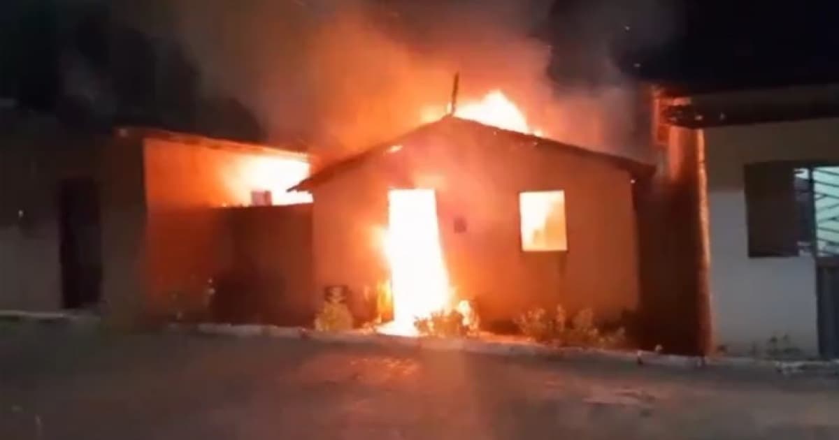 VÍDEO: Casa fica destruída após pegar fogo no interior da Bahia