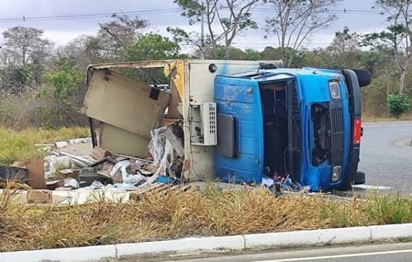 Caminhão com carga de leite de coco tomba em trecho da BR-116 de Feira