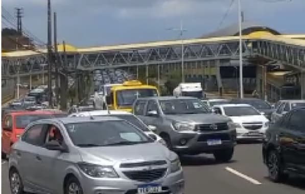 Familiares protestam por regulação de paciente na Paralela; via fica parcialmente interditada