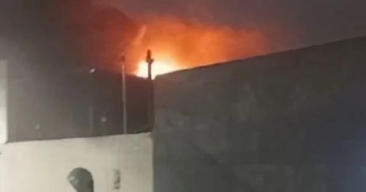 Incêndio atinge depósito e sala de escola na Bahia