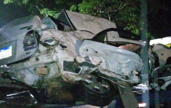 Dois morrem em batida entre carro e caminhão na Bahia; viatura do DPT sofreu batida durante ocorrência