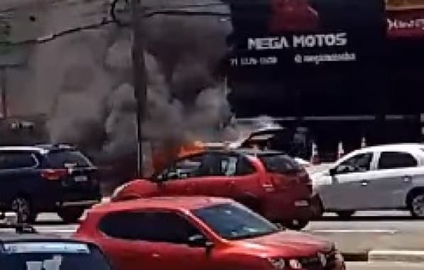 Veículo pega fogo em trecho urbano da Estrada do Coco em Lauro de Freitas