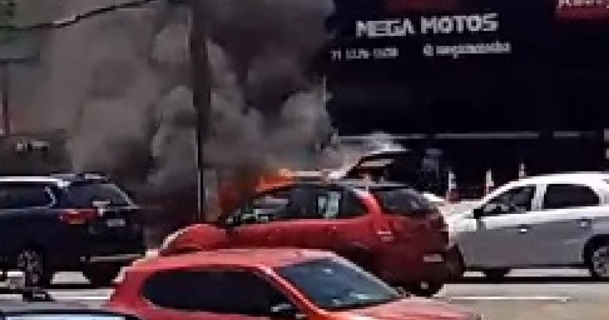 Veículo pega fogo em trecho urbano da Estrada do Coco em Lauro de Freitas