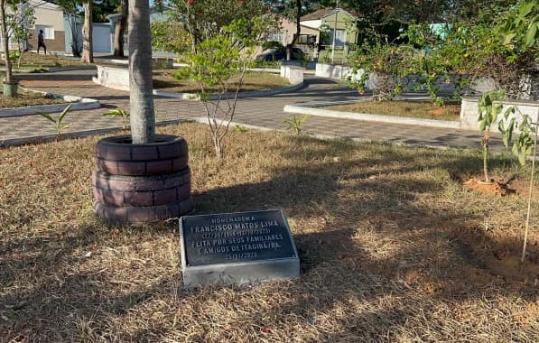 Lápide em praça de cidade baiana divide opiniões entre moradores