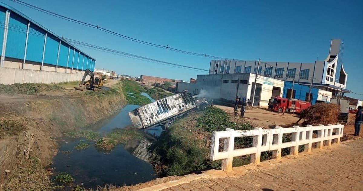 Caminhão pega fogo e motorista joga veículo em canal para tentar conter chamas; caso ocorreu em Juazeiro