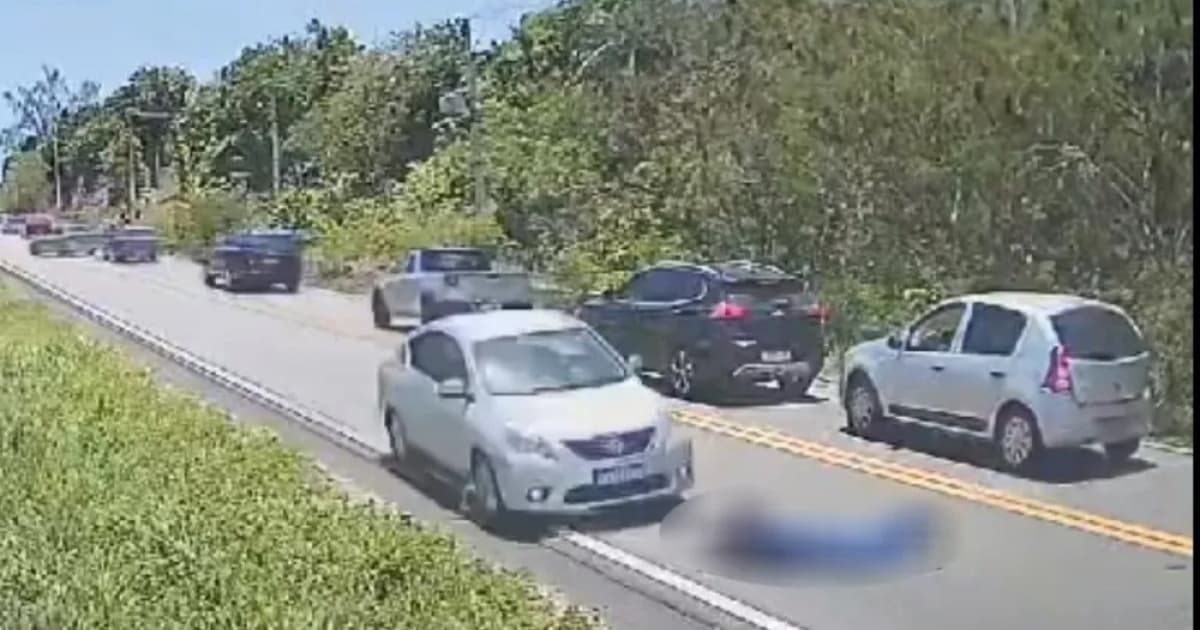 Jovem é atropelado por carro após cair de moto em pista na Bahia