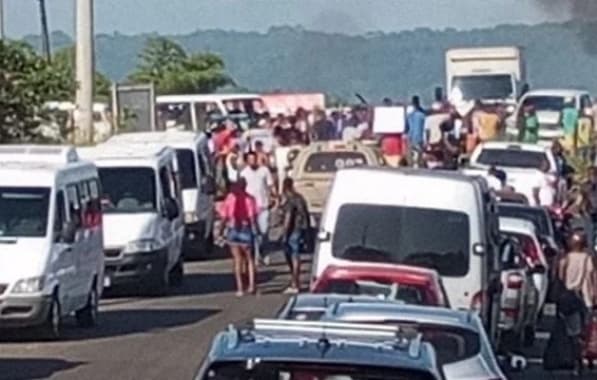 Grupo interdita rodovia no Recôncavo baiano e protesta contra lixão e fumaça gerada em local 