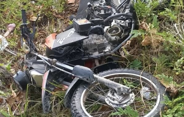 Casal morre após motocicleta ser atingida por carro em Porto Seguro