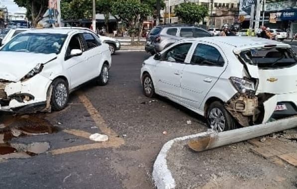 Veículos colidem em cruzamento no Centro de Feira de Santana 