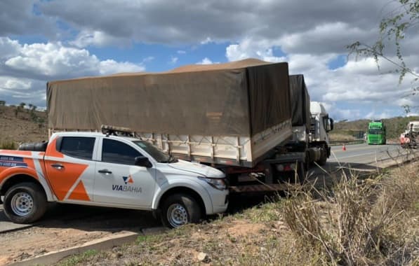 Veículo de concessionária de rodovia é atingido por carreta quando sinalizava pista na Bahia