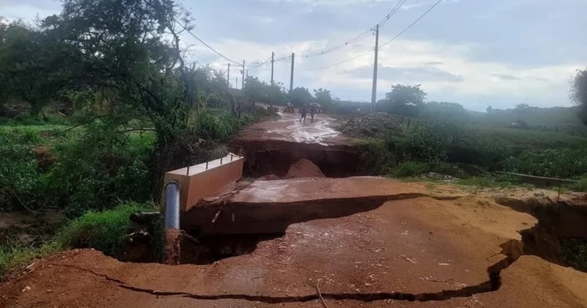 Chuva derruba ponte e deixa comunidade ilhada no sudoeste baiano 