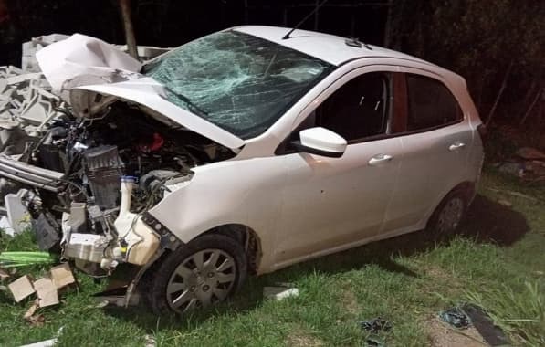 Dupla morre em confronto com a polícia em Porto Seguro; carro colide em poste durante a fuga