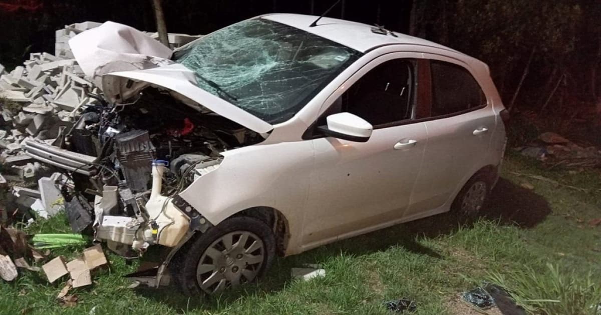 Dupla morre em confronto com a polícia em Porto Seguro; carro colide em poste durante a fuga