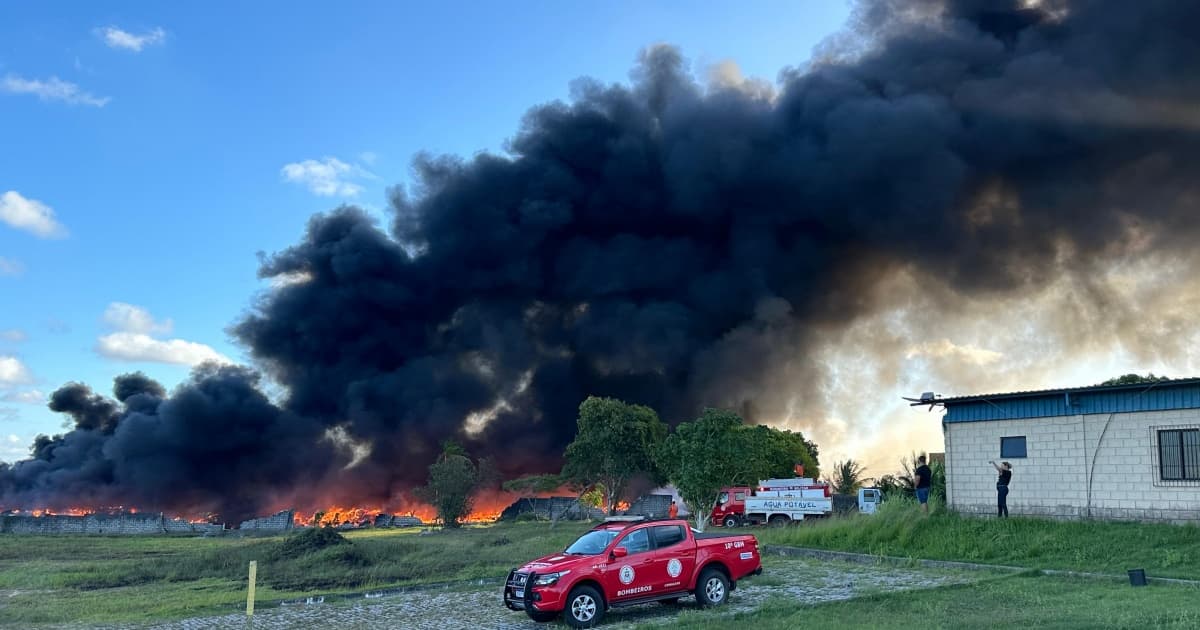 Incêndio atinge depósito clandestino de plástico em Camaçari; dezenas de imóveis foram evacuados na região 